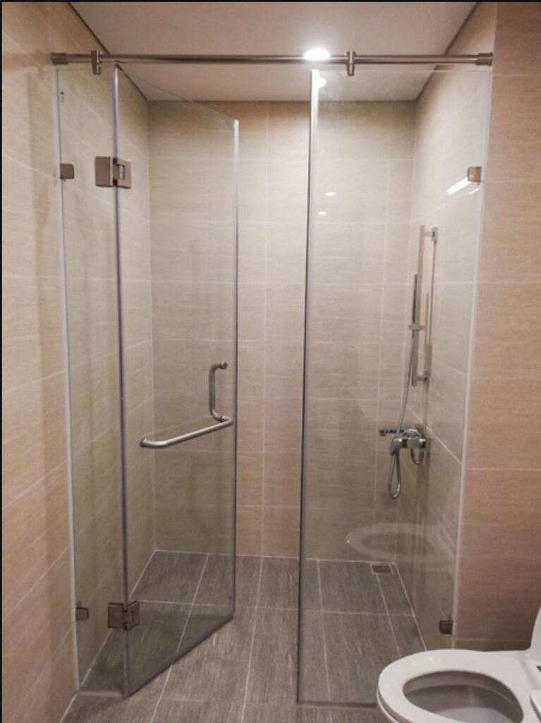 vách tắm kính mở quay
