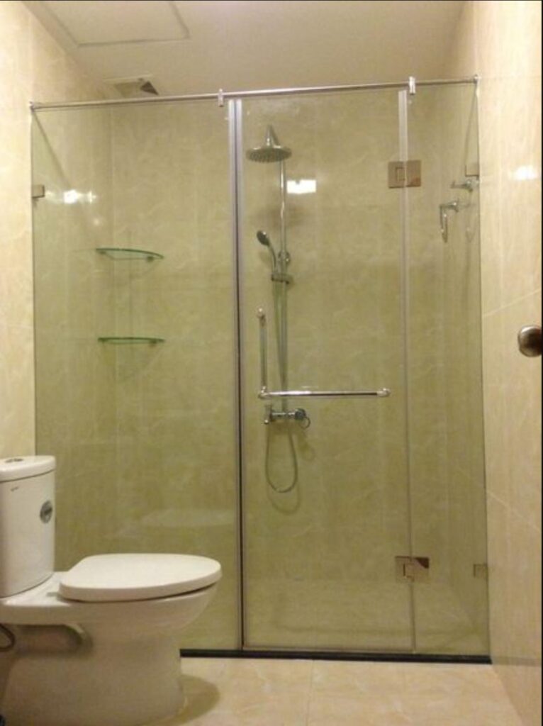 vách tắm kính mở quay truyền thống