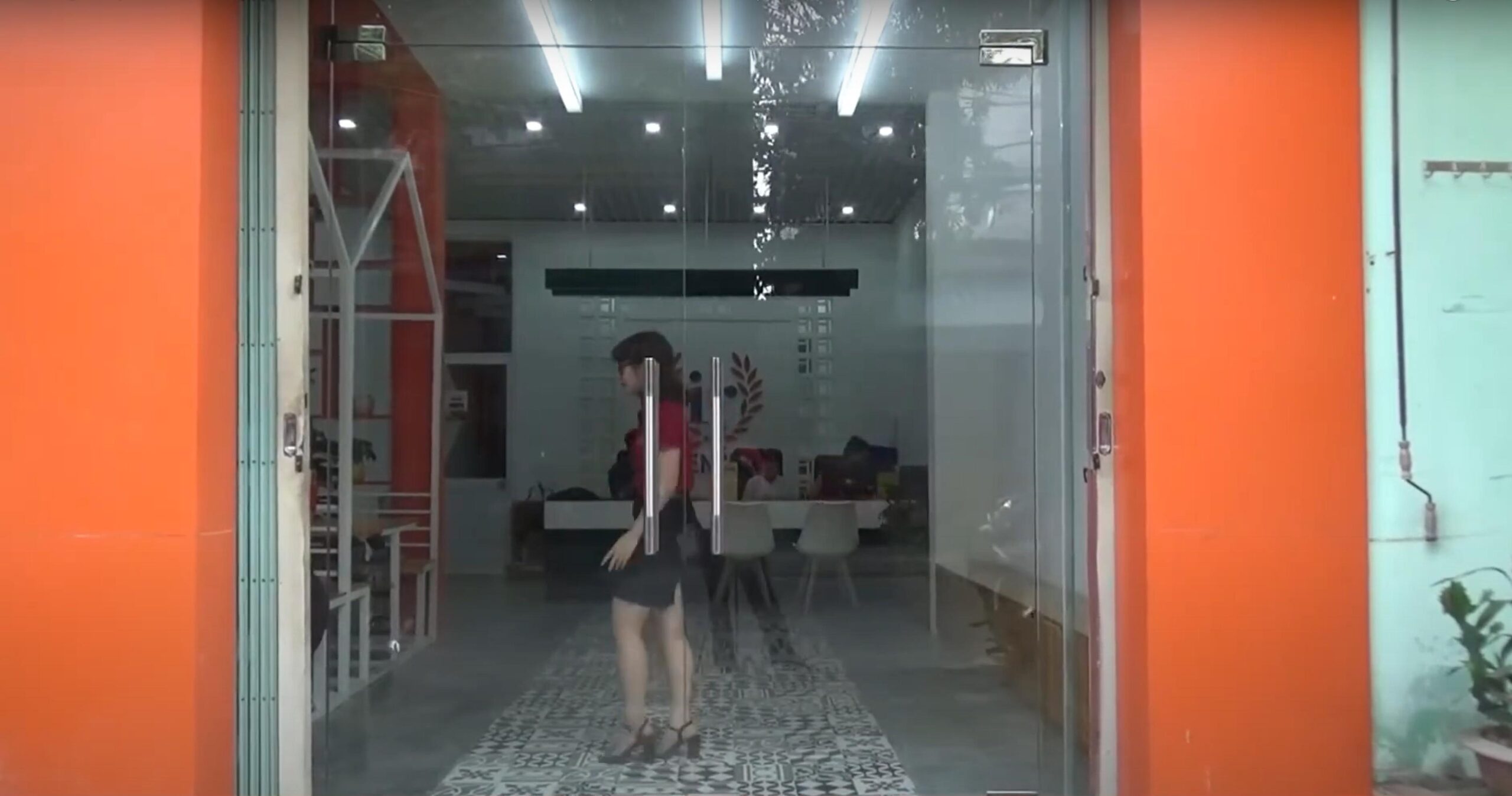 cửa kính cường lực mở quay làm cửa chính công ty